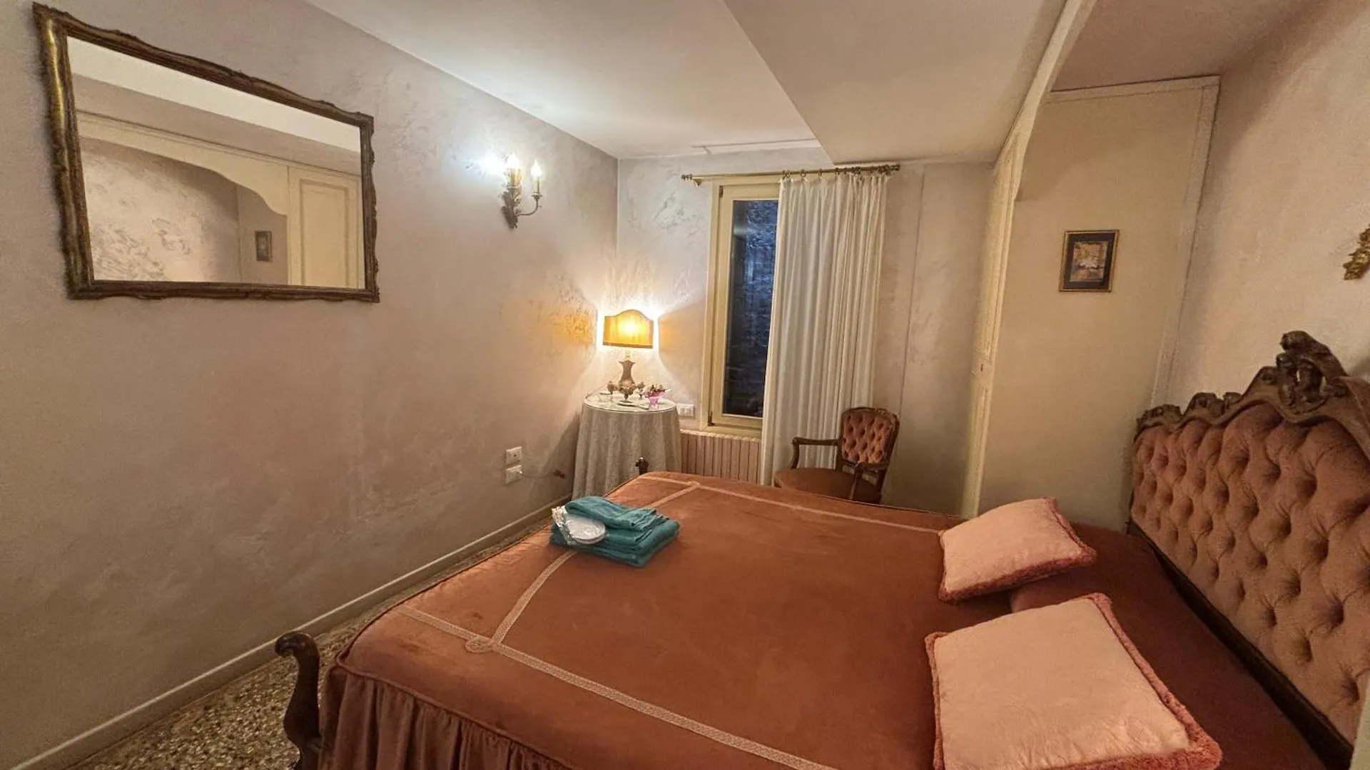Rialto Elegant Hideaway Near St Mark'S Square Velence Apartman